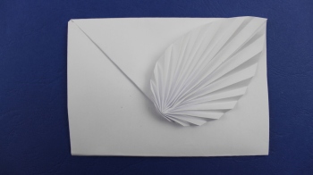 Origami Briefumschlag mit dem kunstvoll gefalteten Blatt